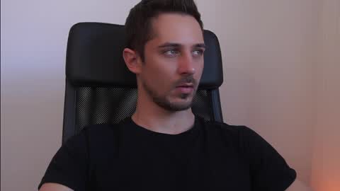 Snapshot of mrgreeneyes01 chatting on March 26, 11:27 am juan luis online show from March 26, 11:27 am