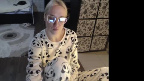 Snapshot of mrsluck chatting on April 23, 12:45 am Sasha online show from April 23, 12:45 am