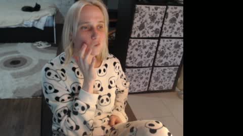 Snapshot of mrsluck chatting on April 23, 3:58 pm Sasha online show from April 23, 3:58 pm