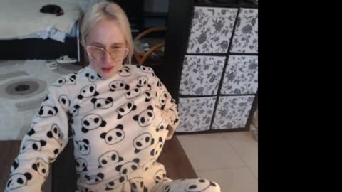 Snapshot of mrsluck chatting on April 24, 4:04 am Sasha online show from April 24, 4:04 am