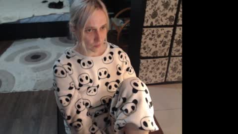 Snapshot of mrsluck chatting on June 3, 6:35 pm Sasha online show from June 3, 6:35 pm