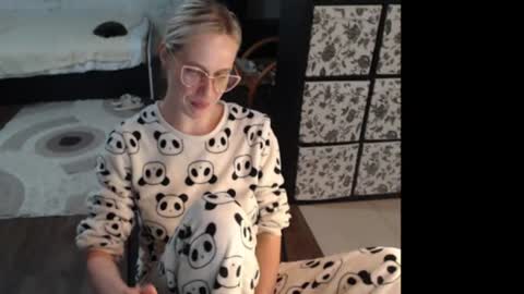 Snapshot of mrsluck chatting on June 22, 3:25 am Sasha online show from June 22, 3:25 am
