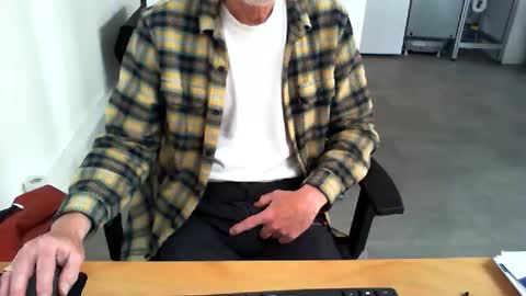 Snapshot of mucfag chatting on May 8, 10:42 am mucfag online show from May 8, 10:42 am