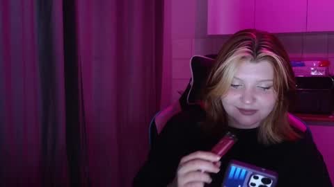 Snapshot of mura_muur chatting on June 1, 2:41 pm Milana online show from June 1, 2:41 pm