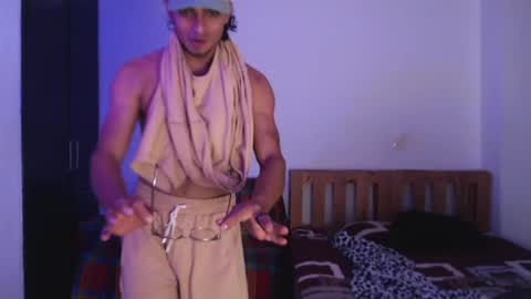Snapshot of muscle_man1 chatting on April 19, 3:06 am Mike online show from April 19, 3:06 am