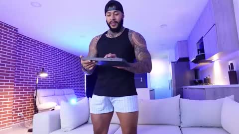 Snapshot of muscle_man19 chatting on November 25, 12:21 am Nick online show from November 25, 12:21 am