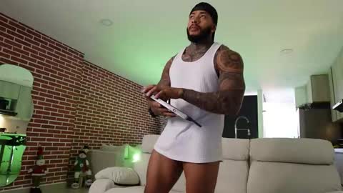 Snapshot of muscle_man19 chatting on December 21, 1:40 pm Nick online show from December 21, 1:40 pm