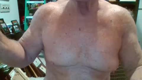 Snapshot of musclesandlittledick chatting on March 31, 12:05 pm musclesandlittledick online show from March 31, 12:05 pm