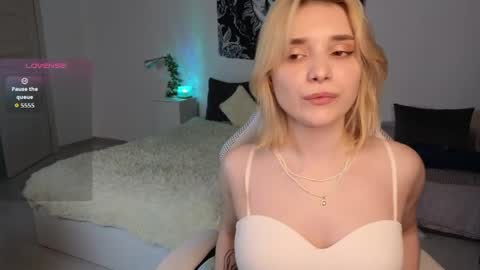 Molly online show from June 9, 9:04 pm