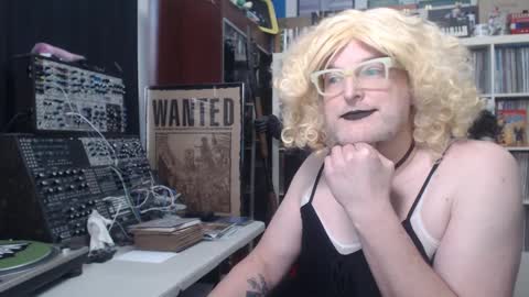 Snapshot of muziknerd chatting on February 5, 9:30 pm Muziknerd online show from February 5, 9:30 pm