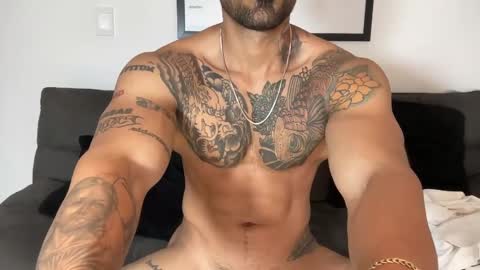 Snapshot of myke_esthetic chatting on February 11, 5:05 am Myke esthetic online show from February 11, 5:05 am