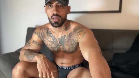 Snapshot of myke_esthetic chatting on March 10, 1:23 am Myke esthetic online show from March 10, 1:23 am