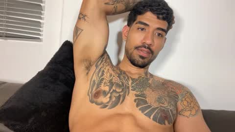 Snapshot of myke_esthetic chatting on December 17, 8:42 am Myke esthetic online show from December 17, 8:42 am