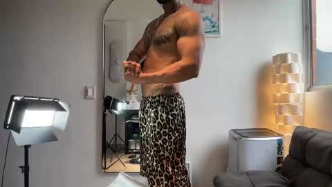 Snapshot of myke_esthetic chatting on February 18, 8:38 pm Myke esthetic online show from February 18, 8:38 pm