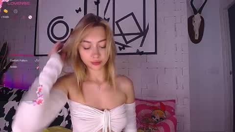 Snapshot of mynameisnikki_ chatting on October 5, 10:02 am mynameisnikki_ online show from October 5, 10:02 am