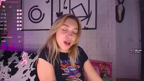 Snapshot of mynameisnikki_ chatting on October 6, 8:12 am mynameisnikki_ online show from October 6, 8:12 am
