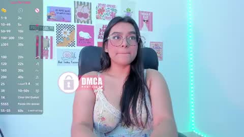 Snapshot of mypretty_isabella chatting on June 14, 10:23 pm Bella online show from June 14, 10:23 pm