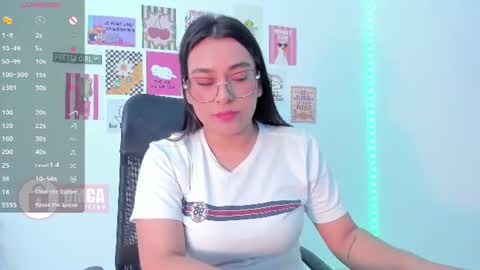 Snapshot of mypretty_isabella chatting on June 20, 9:17 pm Bella online show from June 20, 9:17 pm
