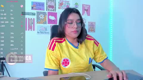 Snapshot of mypretty_isabella chatting on June 23, 11:25 pm Bella online show from June 23, 11:25 pm