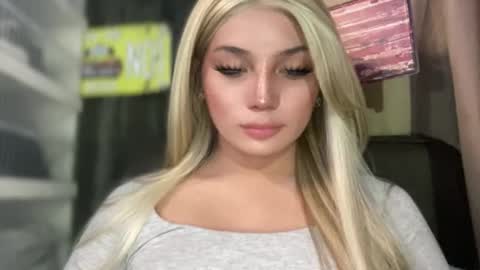 Snapshot of mysteryman_xxx chatting on May 4, 12:45 pm UR GIRL NEXTDOOR online show from May 4, 12:45 pm