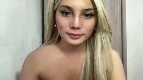 Snapshot of mysteryman_xxx chatting on May 13, 7:00 pm UR GIRL NEXTDOOR online show from May 13, 7:00 pm
