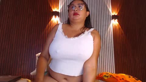 Snapshot of nadiawhite_ chatting on April 22, 9:33 am Nadia online show from April 22, 9:33 am