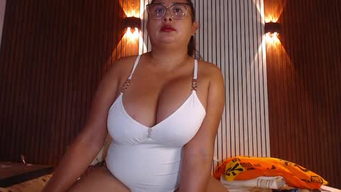 Snapshot of nadiawhite_ chatting on May 2, 9:36 am Nadia online show from May 2, 9:36 am