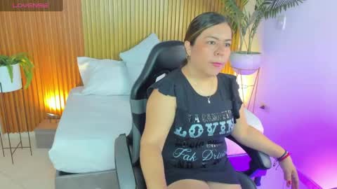 Snapshot of nahia_13 chatting on May 2, 12:43 pm N A H I A online show from May 2, 12:43 pm