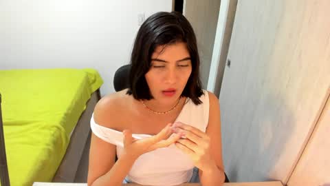 independent model online show from March 31, 1:40 am