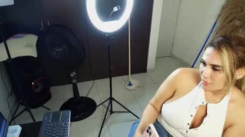 Snapshot of nahomiross chatting on February 27, 2:11 am NahomiRoss online show from February 27, 2:11 am