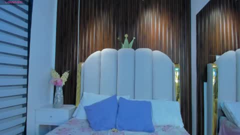 Nahomy online show from April 22, 8:43 pm