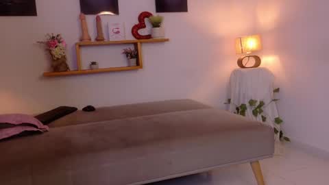 nairagold_ online show from May 15, 11:34 pm