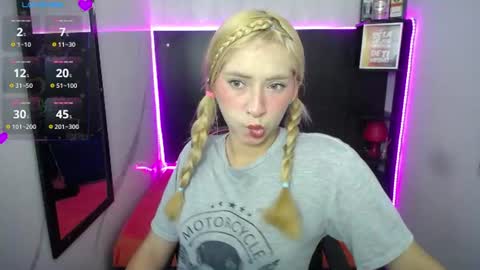 Snapshot of nancy_blonde chatting on June 28, 3:29 pm nancy blonde online show from June 28, 3:29 pm