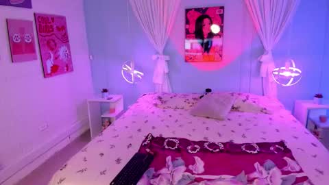 Snapshot of naomi_campell chatting on February 13, 8:27 pm Naomi online show from February 13, 8:27 pm