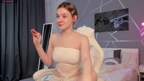 Snapshot of naomi_reiss chatting on July 9, 5:44 am naomi_reiss online show from July 9, 5:44 am