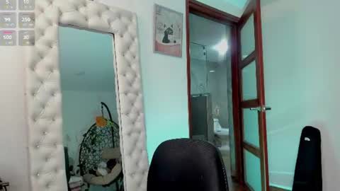 Snapshot of naomigarcia chatting on June 29, 2:18 am Naomi online show from June 29, 2:18 am
