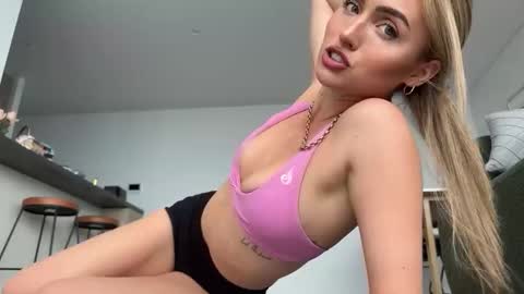 naomirhoades online show from February 4, 10:45 pm