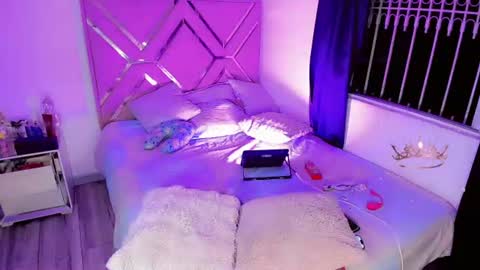 Snapshot of naomisaenz01 chatting on July 13, 8:06 am naomisaenz01 online show from July 13, 8:06 am