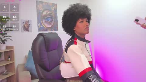 Snapshot of naomisaenz_ chatting on June 20, 10:18 am N A O M I online show from June 20, 10:18 am