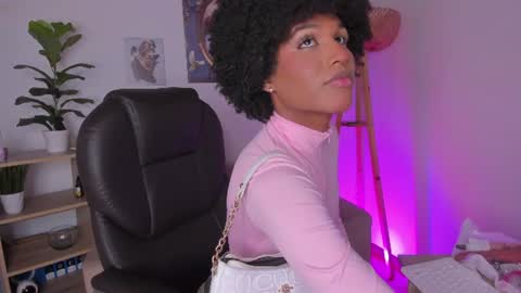 Snapshot of naomisaenz_ chatting on June 25, 9:03 am N A O M I online show from June 25, 9:03 am