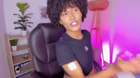 Snapshot of naomisaenz_ chatting on June 28, 11:05 am N A O M I online show from June 28, 11:05 am