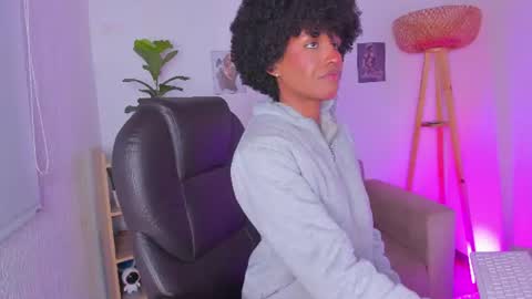Snapshot of naomisaenz_ chatting on June 30, 2:51 pm N A O M I online show from June 30, 2:51 pm