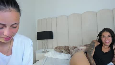Snapshot of naomyanddany chatting on January 18, 1:08 am NaomyAndDany online show from January 18, 1:08 am