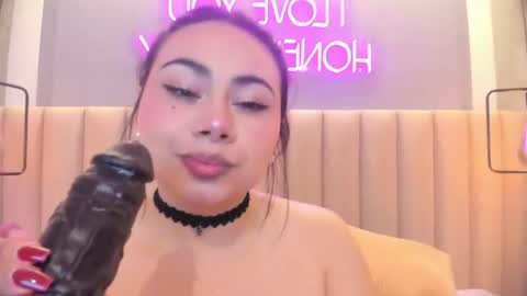 Snapshot of naomymonroe_ chatting on May 23, 10:52 am Naomy online show from May 23, 10:52 am