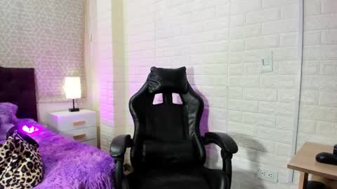 Snapshot of natalia_kiss01 chatting on February 3, 12:10 pm Natalia Kiss online show from February 3, 12:10 pm