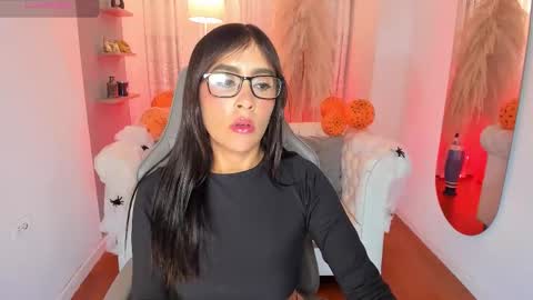 Snapshot of natalia_leon8 chatting on October 13, 4:23 am Natalia Leon online show from October 13, 4:23 am