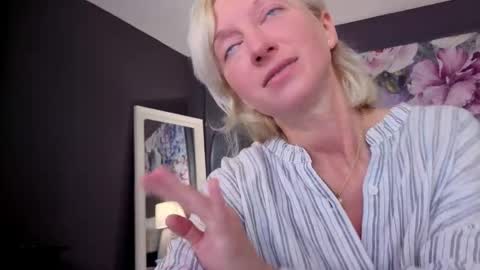 Snapshot of natalie_bitton chatting on June 6, 5:12 am Natalie online show from June 6, 5:12 am