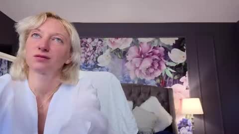 Snapshot of natalie_bitton chatting on June 11, 7:28 am Natalie online show from June 11, 7:28 am
