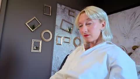 Snapshot of natalie_bitton chatting on June 18, 1:59 pm Natalie online show from June 18, 1:59 pm