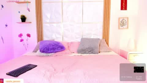 Snapshot of natalie_jaensen chatting on April 24, 7:49 pm online show from April 24, 7:49 pm